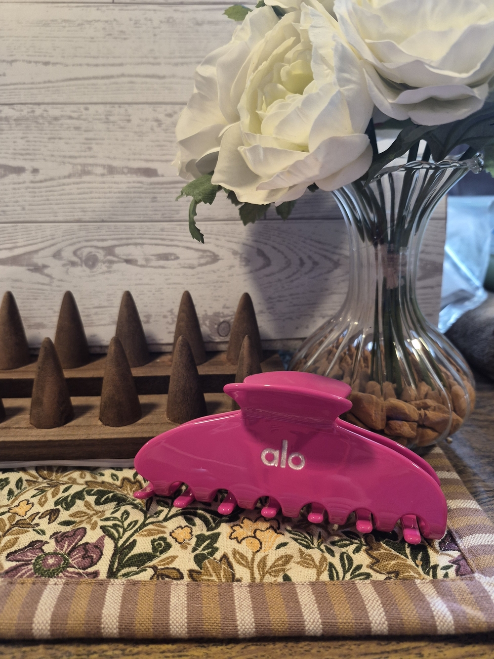 Alo Bubble Gum Pink Hair Clip - Bright Pink Hair Claw